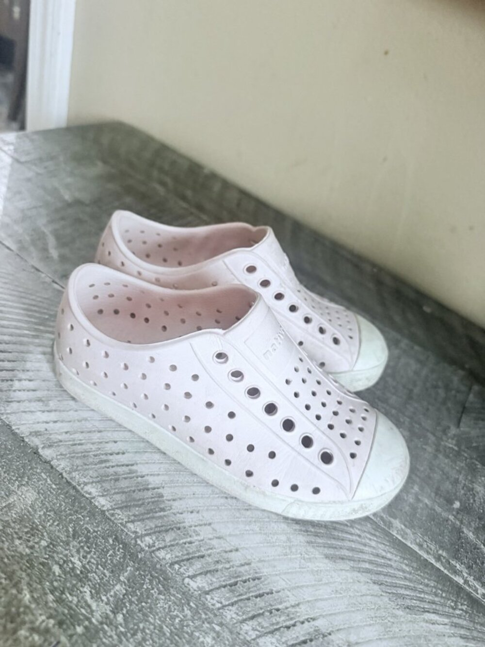 Native Jefferson Girls Shoes Size C11 Sneaker Water Shoes Lightweight Milk Pink - Picture 3 of 5